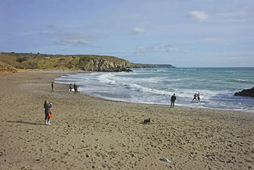 kennack,sands,in,winter,with,families,enjoying,the,surf,and