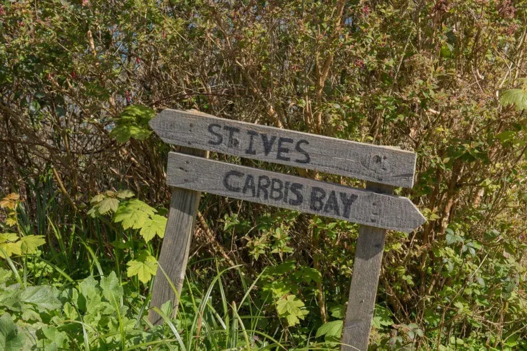 Handwritten signage showing the way to St Ives and Carbis Bay