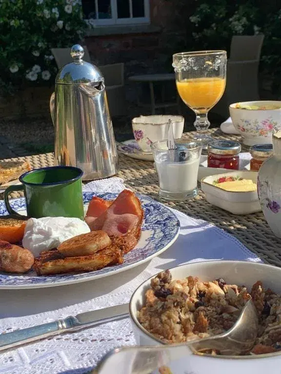 Dining al fresco, Boscundle Manor, Cornwall