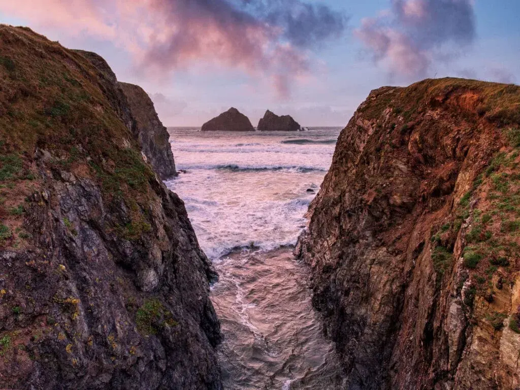 hHolywell Bay at sunset, overlooking the distinctive Gull Rocks, near Newquay, North Cornwall
